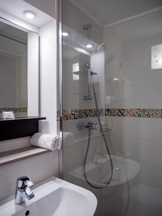 Contact Hotel Restaurant La Chaumiere Entre Orgeval Et Flins A13 Sortie 8 莱斯米路 外观 照片