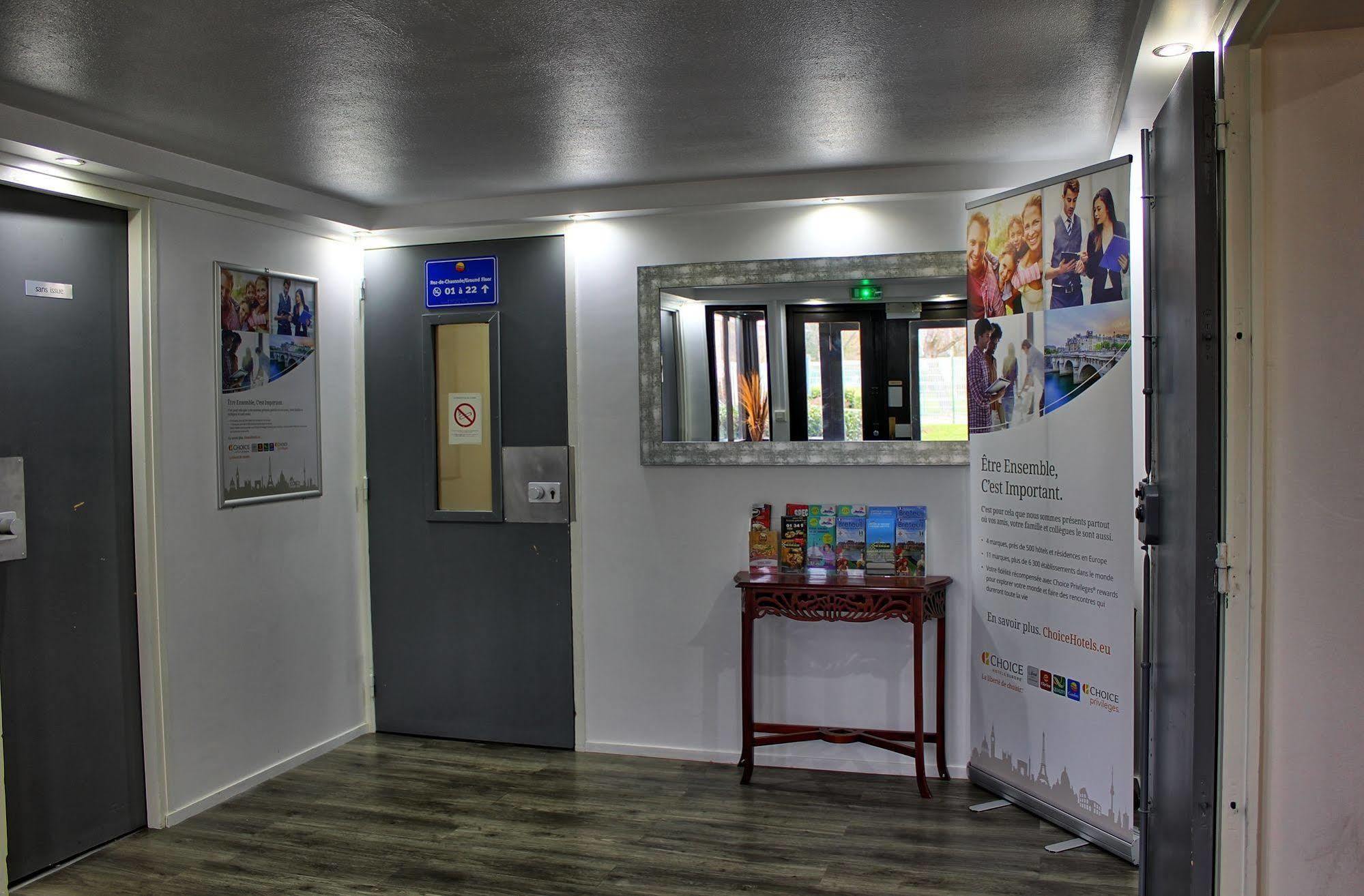 Contact Hotel Restaurant La Chaumiere Entre Orgeval Et Flins A13 Sortie 8 莱斯米路 外观 照片