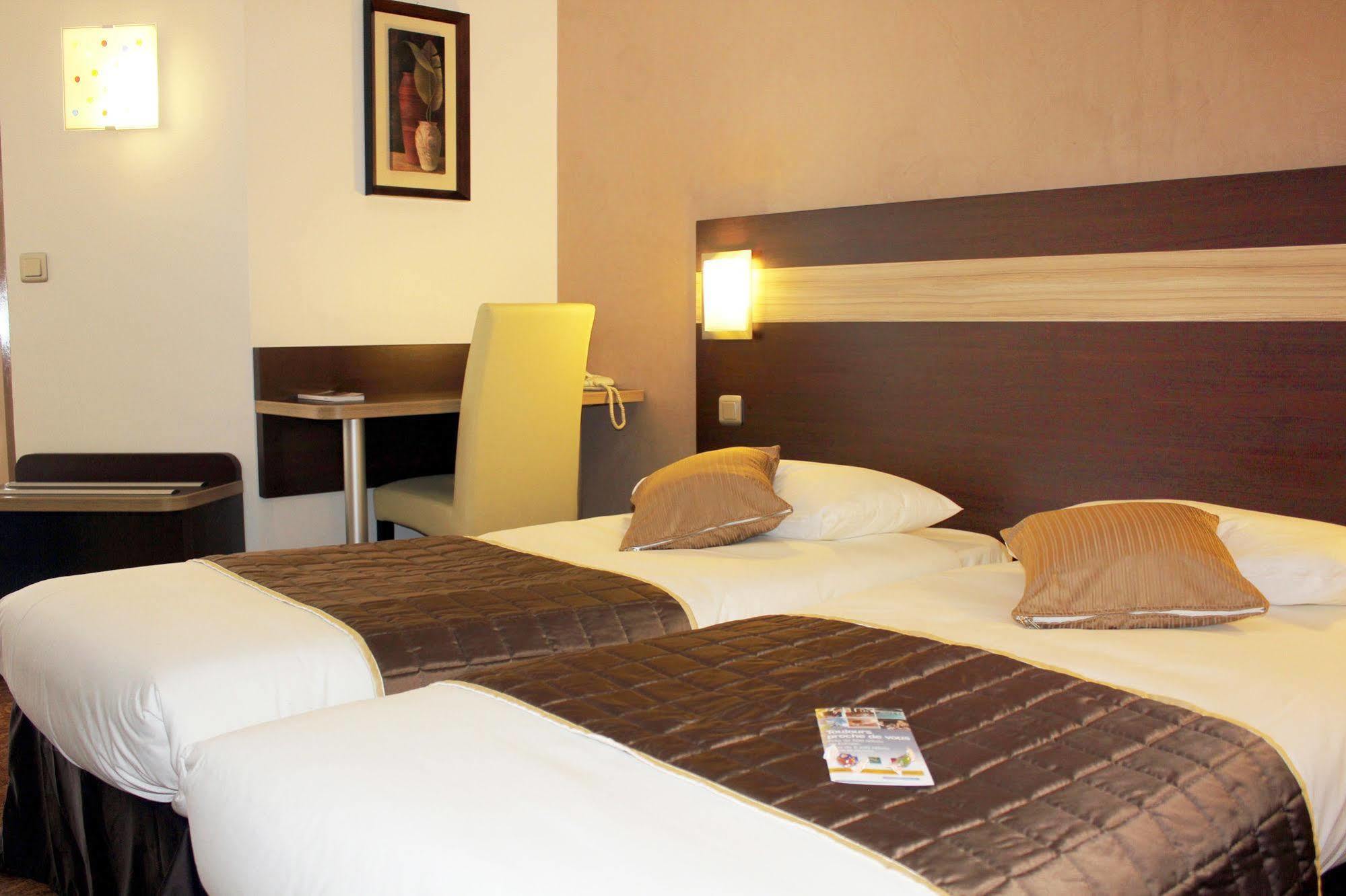 Contact Hotel Restaurant La Chaumiere Entre Orgeval Et Flins A13 Sortie 8 莱斯米路 外观 照片