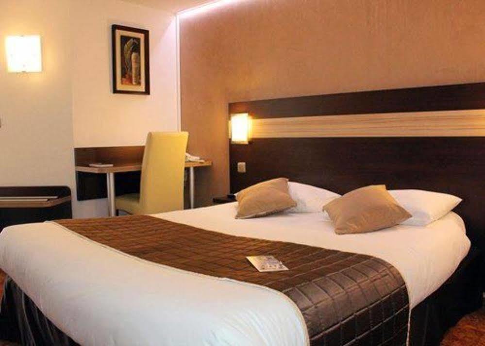 Contact Hotel Restaurant La Chaumiere Entre Orgeval Et Flins A13 Sortie 8 莱斯米路 外观 照片