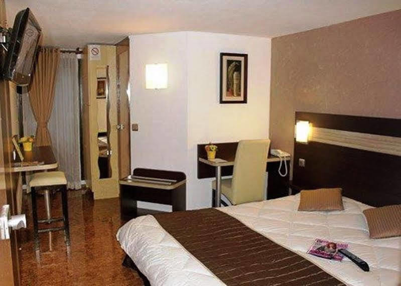 Contact Hotel Restaurant La Chaumiere Entre Orgeval Et Flins A13 Sortie 8 莱斯米路 外观 照片