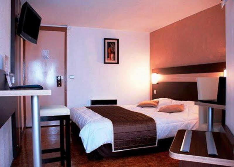 Contact Hotel Restaurant La Chaumiere Entre Orgeval Et Flins A13 Sortie 8 莱斯米路 外观 照片